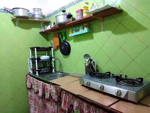 um balcão de cozinha com um fogão e um lavatório em Aziz House 1 em Tan-Tan