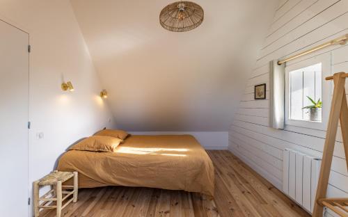 a bedroom with a bed and a window at Gîtes de Lézinadou - 8 personnes - Plomeur La Torche in Plomeur