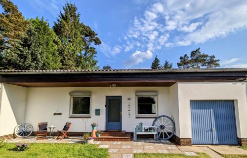 a house with a blue door and a patio at Haus Willi von Tinyhaus Steinhude in Steinhude