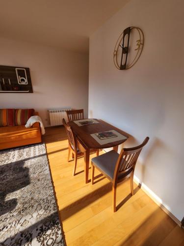 una sala da pranzo con tavolo, sedie e divano di One Bedroom Apartment Pirin Lodge a Bansko