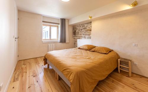 ein Schlafzimmer mit einem großen Bett und einem Fenster in der Unterkunft Gîtes de Lézinadou - 8 personnes - Plomeur La Torche in Plomeur