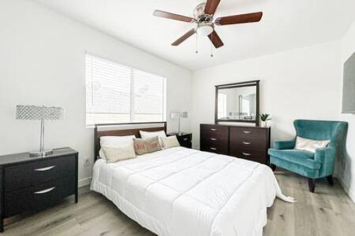1 dormitorio con 1 cama con ventilador de techo y silla en Dual-Level Delight 2BR in Hollywood - BR4-BH en Los Ángeles