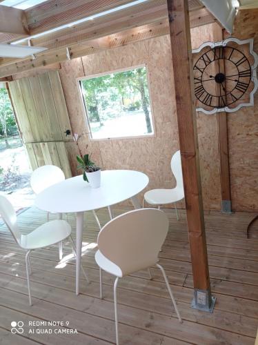 uma mesa e cadeiras num quarto com uma janela em Tente aménager 4 personnes em Saint-Gildas-de-Rhuys