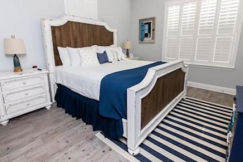 1 dormitorio con 1 cama grande con manta azul en Fins Up en Long Beach