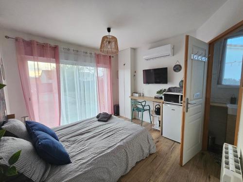 Il comprend une petite chambre avec un lit et une cuisine. dans l'établissement Chambre indépendante, privée climatisée avec parking, à Montauban
