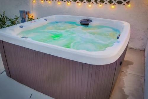 una vasca idromassaggio riempita di acqua verde di Pickleball Paradise by Rather Be Properties a Mission Viejo