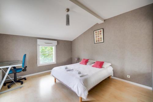 Ένα ή περισσότερα κρεβάτια σε δωμάτιο στο Nice apartment Mérignac with terrace and parking