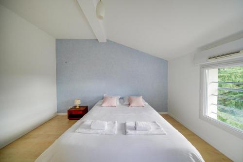 Ένα ή περισσότερα κρεβάτια σε δωμάτιο στο Nice apartment Mérignac with terrace and parking
