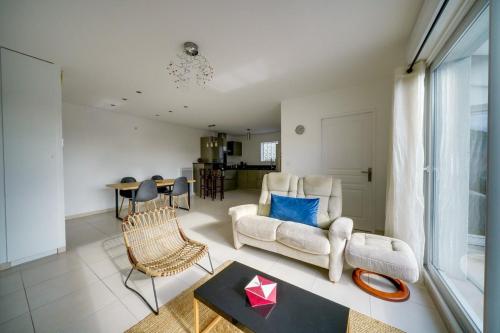 - un salon avec un canapé et une table dans l'établissement Nice apartment Mérignac with terrace and parking, à Mérignac