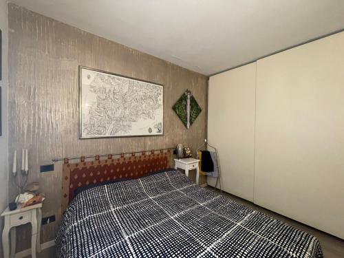 um quarto com uma cama e um mapa na parede em Appartamento Panorama em Arco