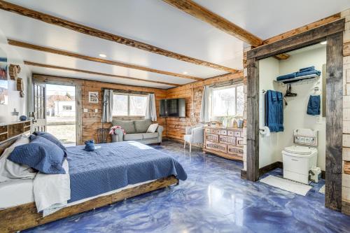Postel nebo postele na pokoji v ubytování Cozy Parowan Studio 12 Mi to Brian Head Resort!