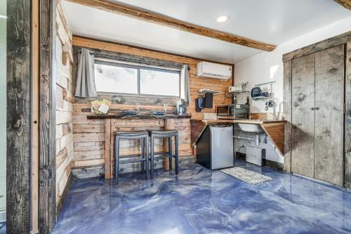 Kuchyň nebo kuchyňský kout v ubytování Cozy Parowan Studio 12 Mi to Brian Head Resort!