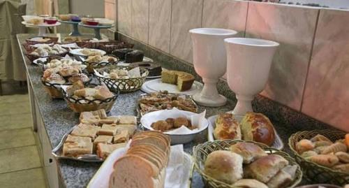 ein Buffet mit vielen verschiedenen Brotsorten und Gebäck in der Unterkunft Lagos Hotel in Catalão