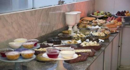 ein Buffet mit vielen verschiedenen Speisen in der Unterkunft Lagos Hotel in Catalão