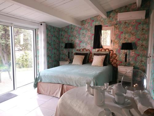 Un dormitorio con 2 camas y una mesa con tazas. en Chambre Bed and Breakfast dans villa, en Antibes