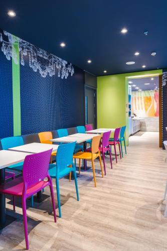 Un restaurante u otro lugar para comer en ibis budget Pindamonhangaba