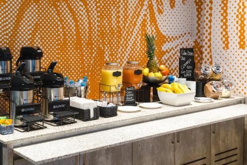 Una cocina o cocineta en ibis budget Pindamonhangaba