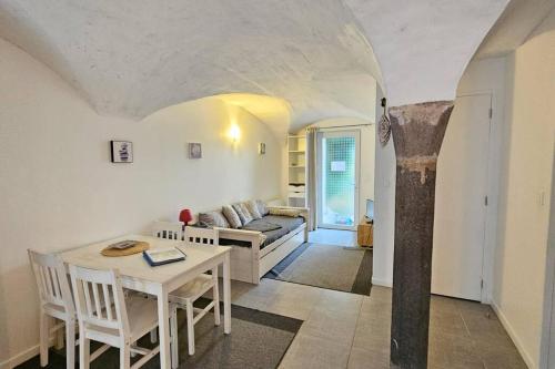 een woonkamer met een tafel en een bank bij La Petit Ourse - Wifi - Terrasse - Vulcania in Saint-Ours