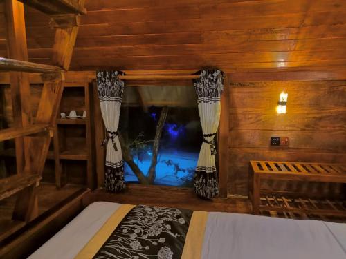 um quarto com uma cama e uma janela com cortinas em Levona Garden Resort em Habarana