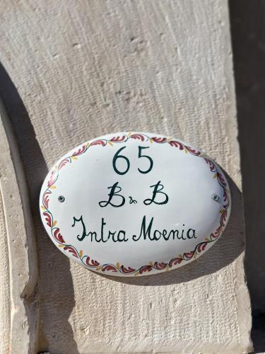 a plate with the number bella morania on it at Intra Moenia in Bisceglie