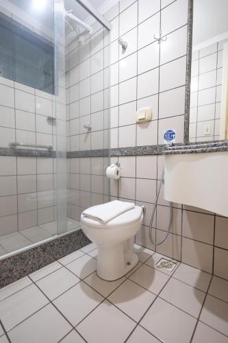 a bathroom with a toilet and a shower at Villas DiRoma Residence - HUP CALDAS NOVAS in Caldas Novas