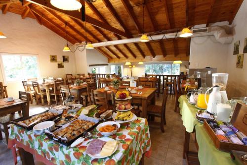 een restaurant met een tafel met eten erop bij Acacias Country Club in Sierra de la Ventana
