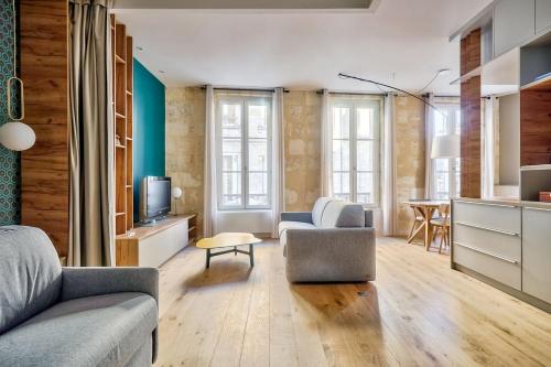 un salon avec un canapé et une table dans l'établissement Lovely apartment central Bordeaux, à Bordeaux