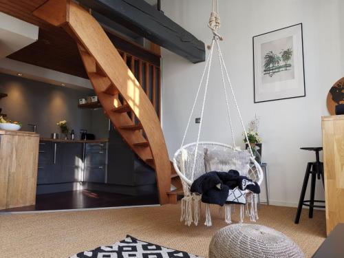 - une balançoire dans un salon avec une cuisine dans l'établissement Lovely apartment dowtown, à Bordeaux