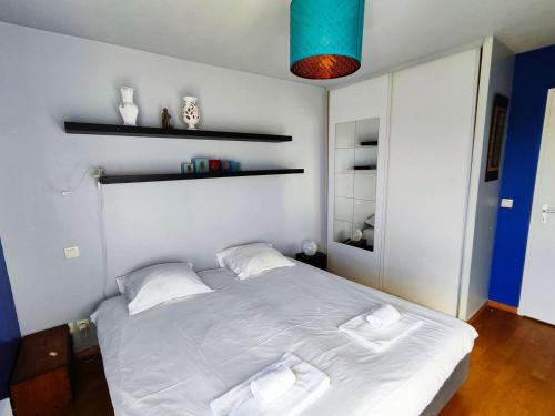 une chambre avec un grand lit blanc avec deux oreillers dans l'établissement Nice apartment central Bordeaux, à Bordeaux