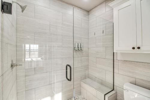 baño con ducha y puerta de cristal en Lake View Monkey Island Home near Shangri La, en Afton