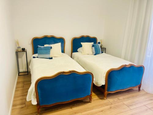 カルカソンヌにあるLa Belle Etape à Carcassonneの- 青い椅子付きのベッド2台