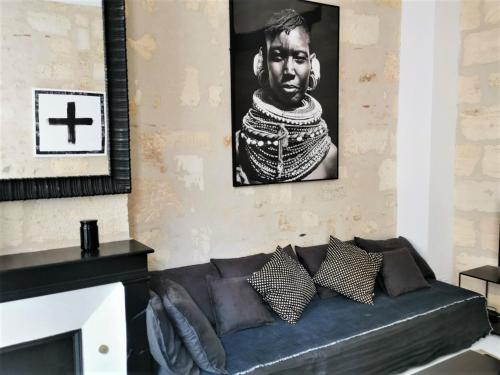 uma sala de estar com uma imagem a preto e branco na parede em Very nice apartment Bordeaux historical center em Bordeaux