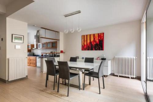 una cucina e una sala da pranzo con tavolo e sedie di Family house Bordeaux a Bordeaux