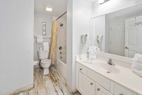 Ένα μπάνιο στο Luxury 14th Floor 1 BR Condo Direct Oceanfront Wyndham Ocean Walk Resort Daytona Beach | 1403