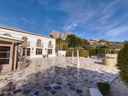 un edificio con un patio con un patio de piedra en Villa Morena, en Finestrat