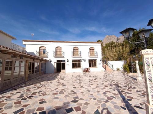 un gran edificio blanco con un patio de piedra en Villa Morena, en Finestrat