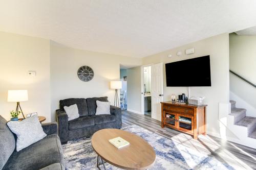 a living room with a couch and a tv at Bowling Green Townhome 4 Mi to Lost River Cave! in Bowling Green