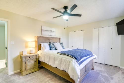 Ένα ή περισσότερα κρεβάτια σε δωμάτιο στο Bowling Green Townhome 4 Mi to Lost River Cave!