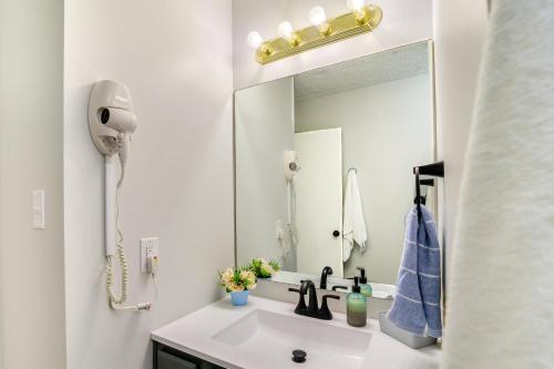 Ένα μπάνιο στο Bowling Green Townhome 4 Mi to Lost River Cave!