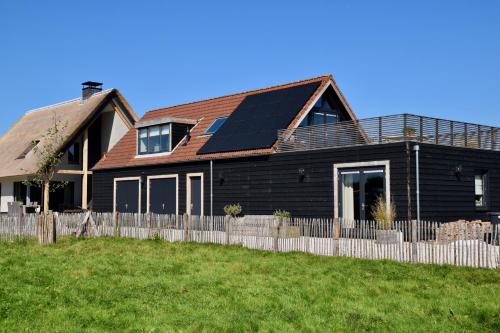 a house with solar panels on the roof at Bedje in de polder in Montfoort