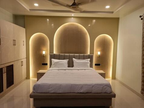 Säng eller sängar i ett rum på Hotel Ganesh Inn By BookingCare