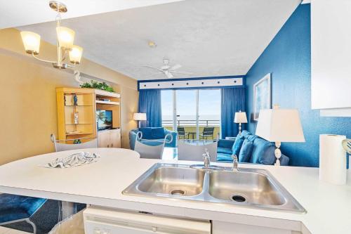 eine Küche mit einem Waschbecken im Zimmer in der Unterkunft Luxury 6th Floor 1 BR Condo Direct Oceanfront Wyndham Ocean Walk Resort Daytona Beach | 609 in Daytona Beach