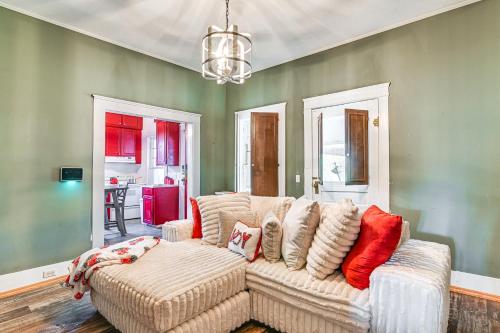 sala de estar con sofá blanco y almohadas rojas en Historic Aberdeen Vacation Home with Yard!, en Aberdeen