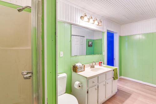 baño verde con lavabo y aseo en Historic Aberdeen Vacation Home with Yard!, en Aberdeen