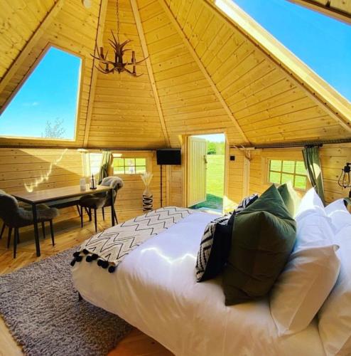 une chambre avec un grand lit et une table dans l'établissement Camping Paradis le Moulin des Oies, à Belz