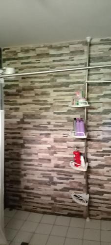 um quarto com uma parede coberta de pilhas de papel em Habitación cómoda em Villa Nueva