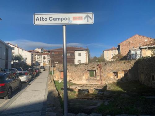 a street sign on the side of a street at Apartament 3 Bedrooms 80m2 Alto Campoo Reinosa Cantabria in Reinosa