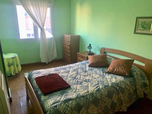 1 dormitorio con 1 cama con 2 almohadas y ventana en Apartament 3 Bedrooms 80m2 con WIFI Alto Campoo Reinosa Cantabria, en Reinosa