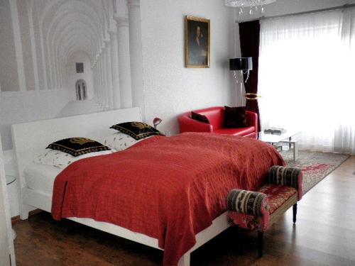 a bedroom with a large bed with a red blanket at Gäste-Zimmer am Elberadweg in Damnatz