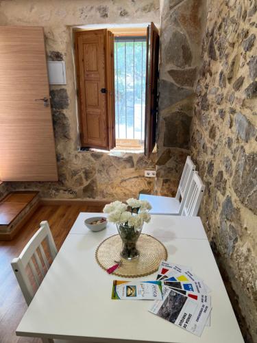 a dining room with a table and chairs and a window at Apartamento Rural Piedra in Jérica